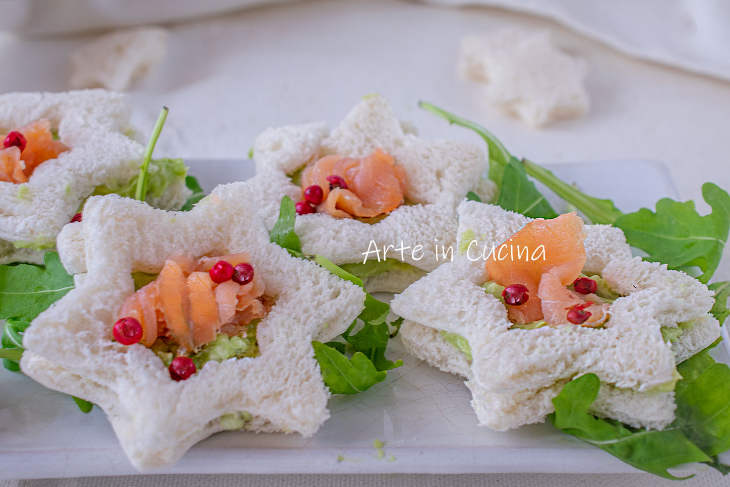 Tartines saumon et avocat en forme d&rsquo;étoile