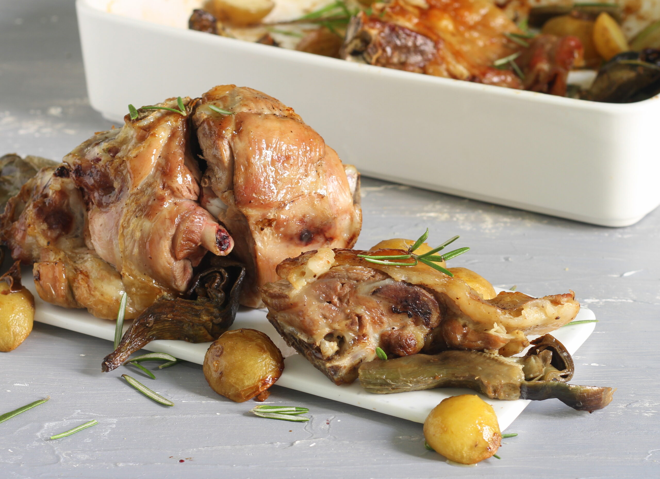 Agneau de lait rôti avec pommes de terre et artichauts