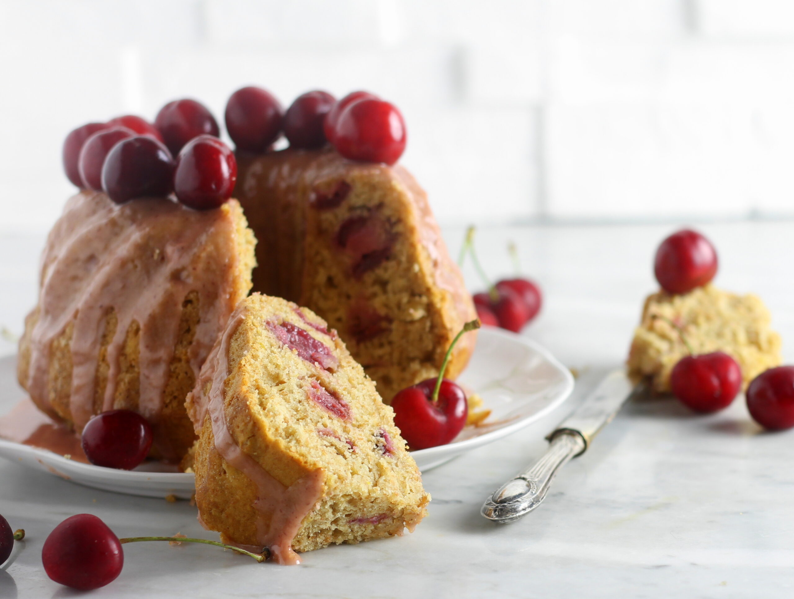 Gâteau aux cerises avec glaçage