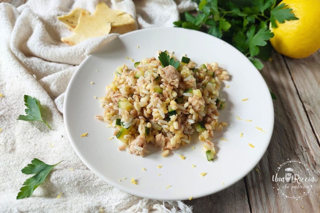 mélange de céréales avec courgettes, thon et citron plat unique