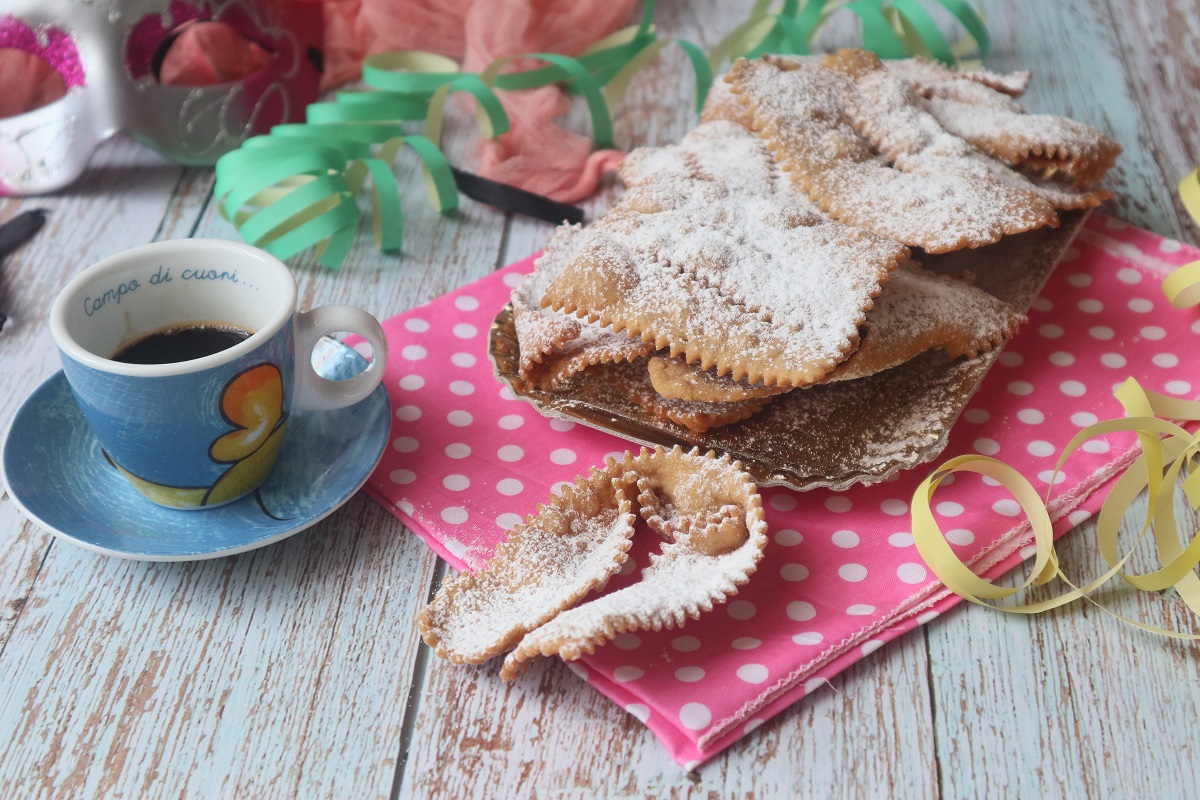 Chiacchiere croquantes au café