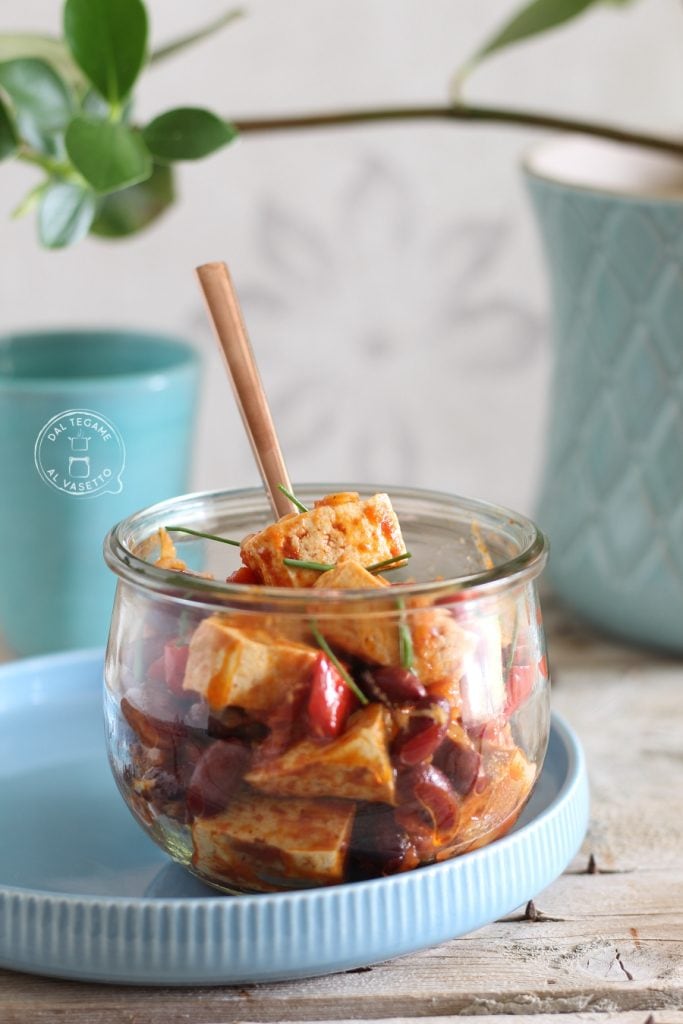 chili vegan avec tofu haricots et poivrons cuits en cuisson sous vide au micro-ondes dans le bocal