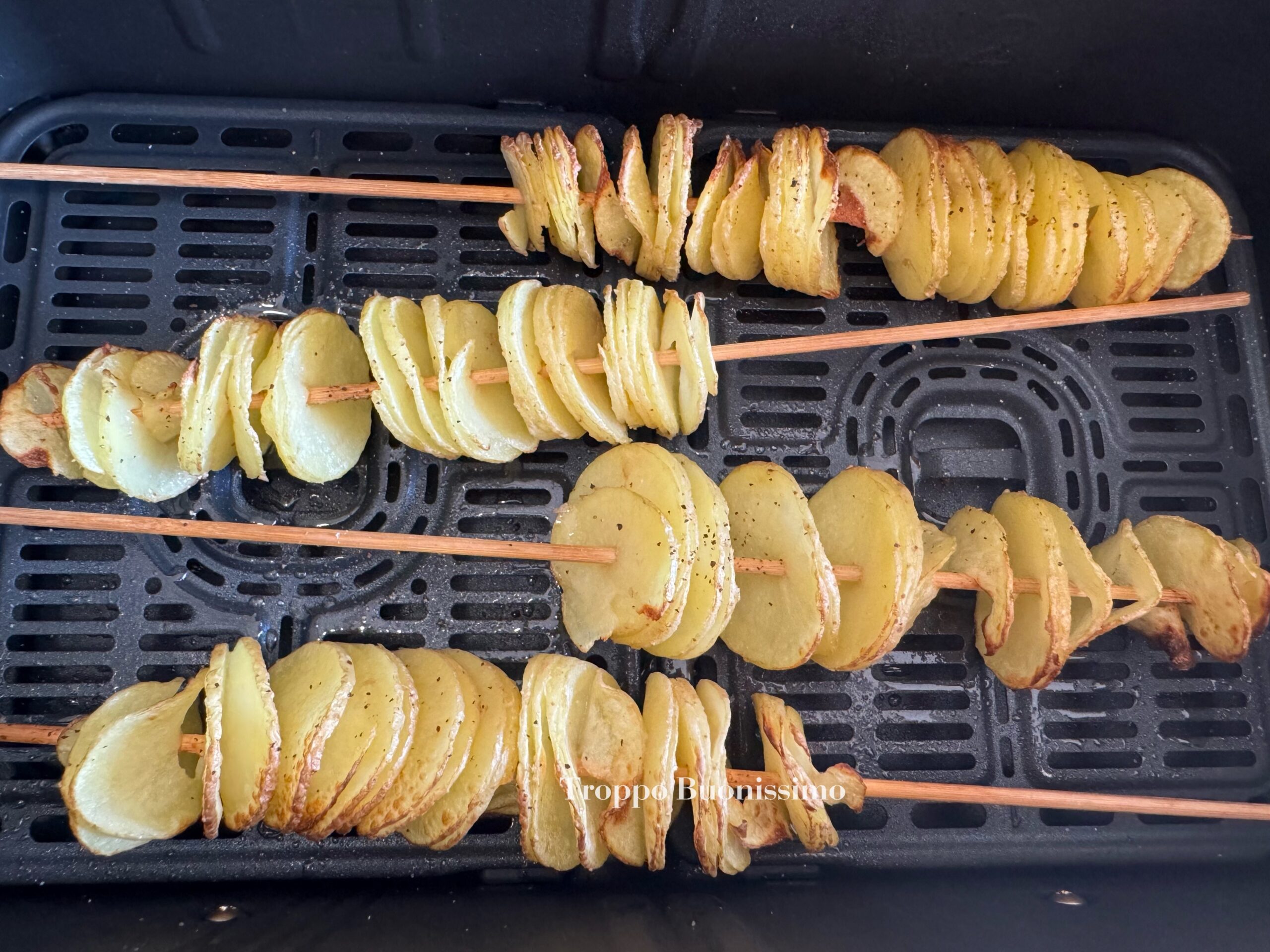 Spirales de pommes de terre croustillantes en friteuse à air – snack facile et savoureux!