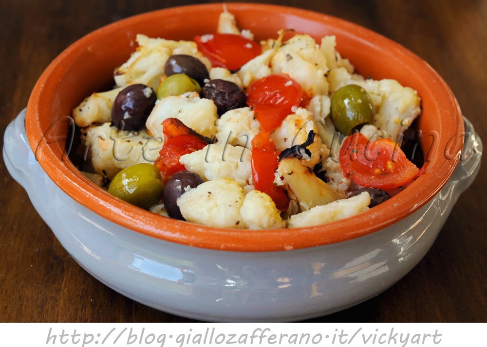 Chou-fleur avec tomates et olives au four