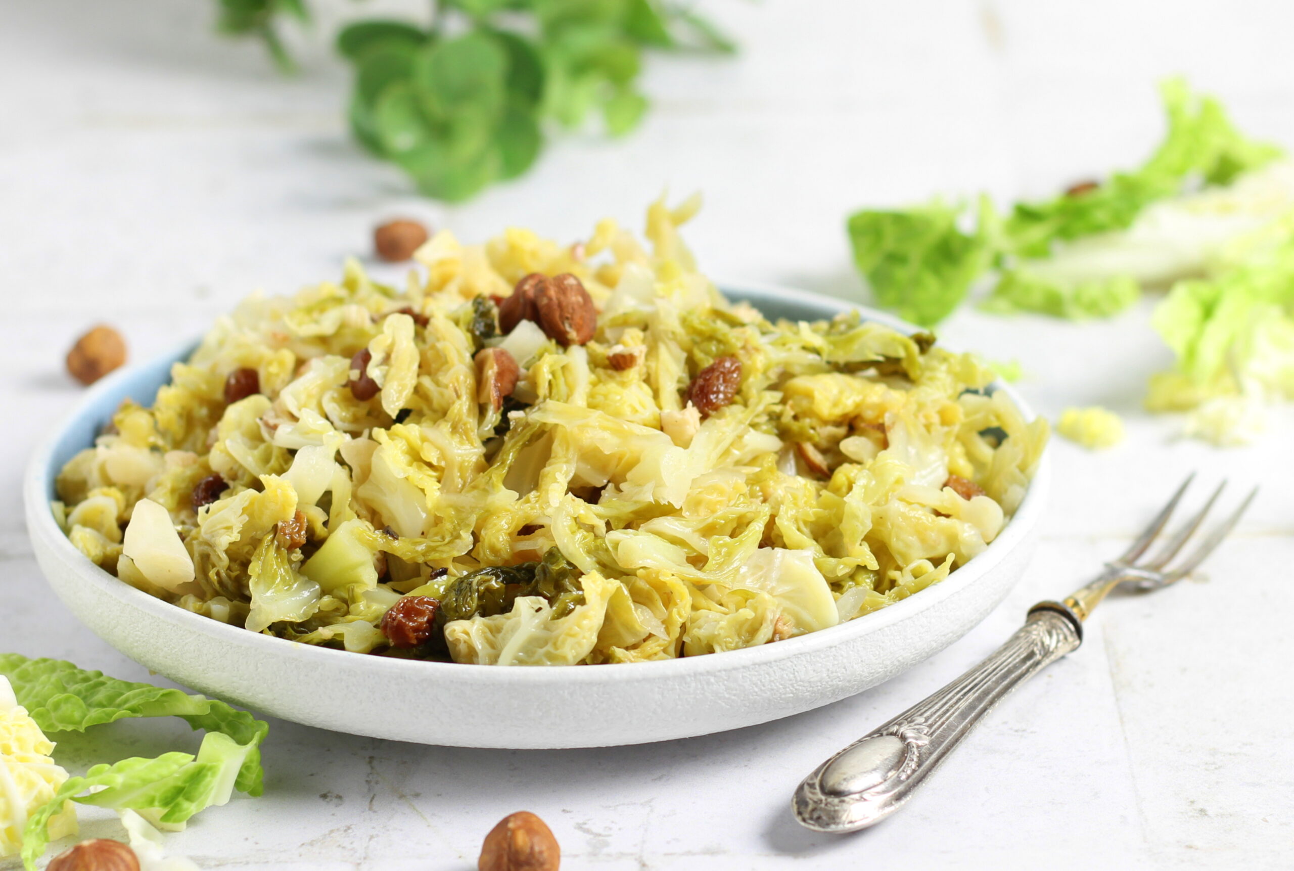 Chou frisé à la poêle avec noisettes et raisins secs
