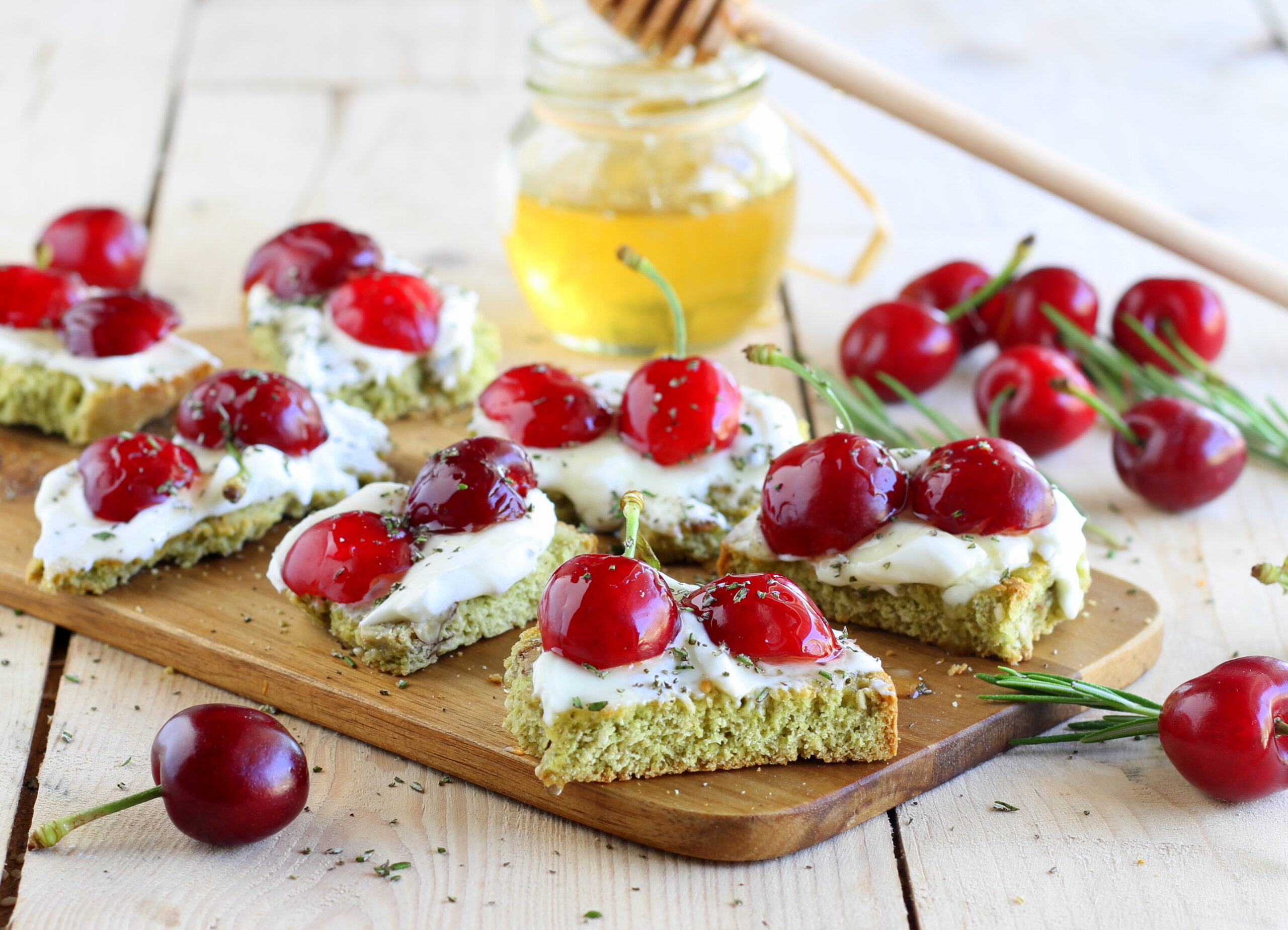 Crostini salés au yaourt et cerises