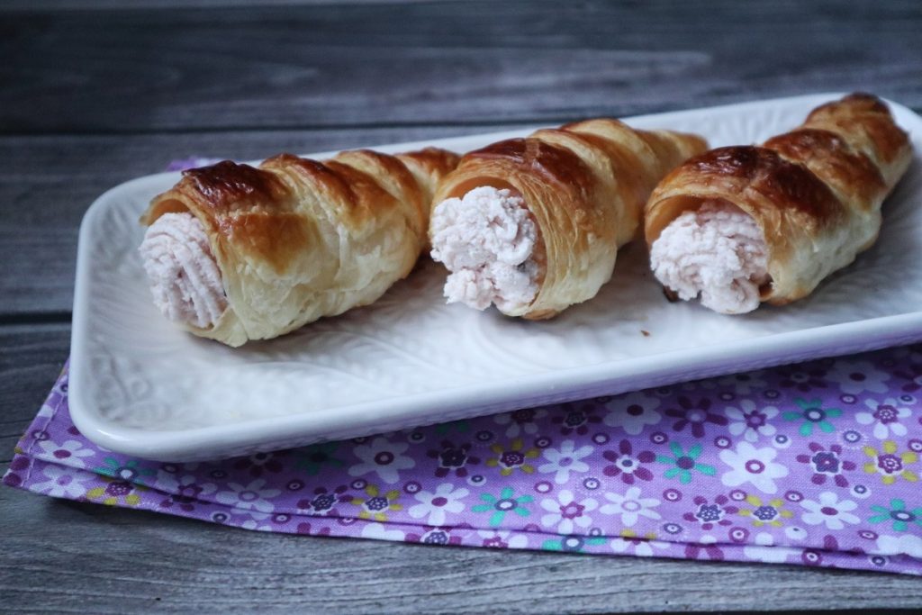 cônes de pâte feuilletée farcis