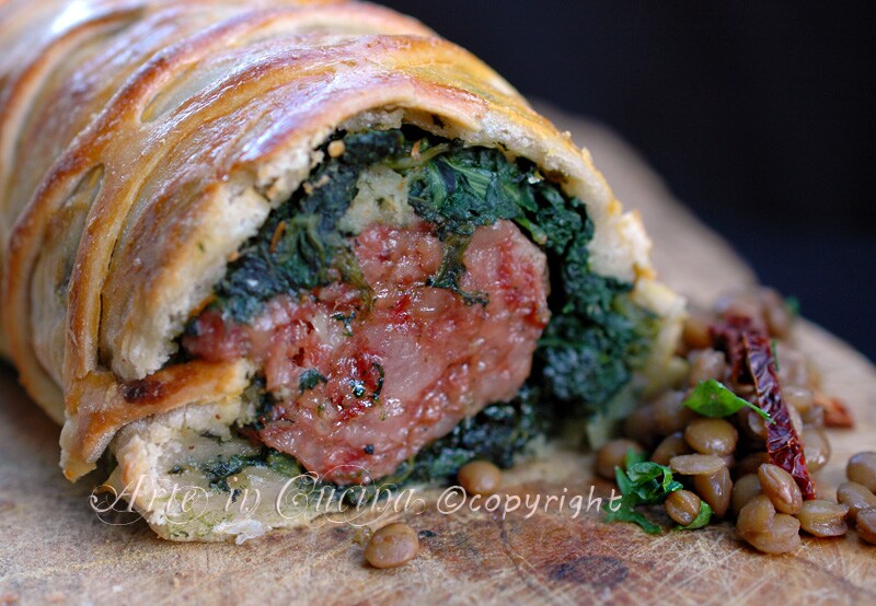 Cotechino en croûte de pâte feuilletée avec épinards