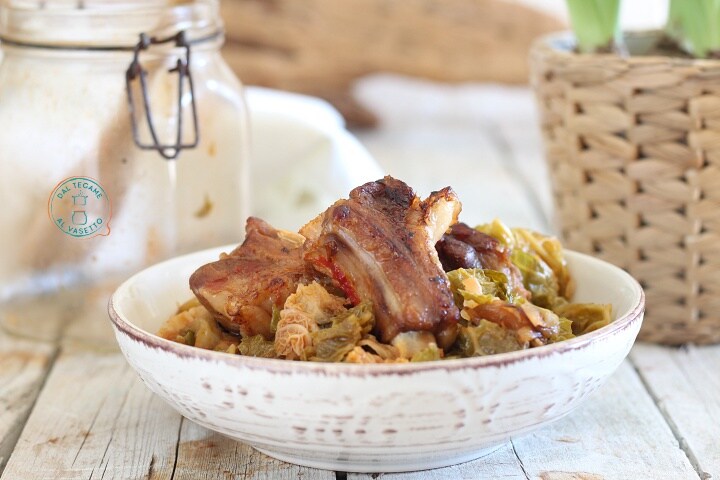 Côtes de porc avec choux en cuisson en bocal