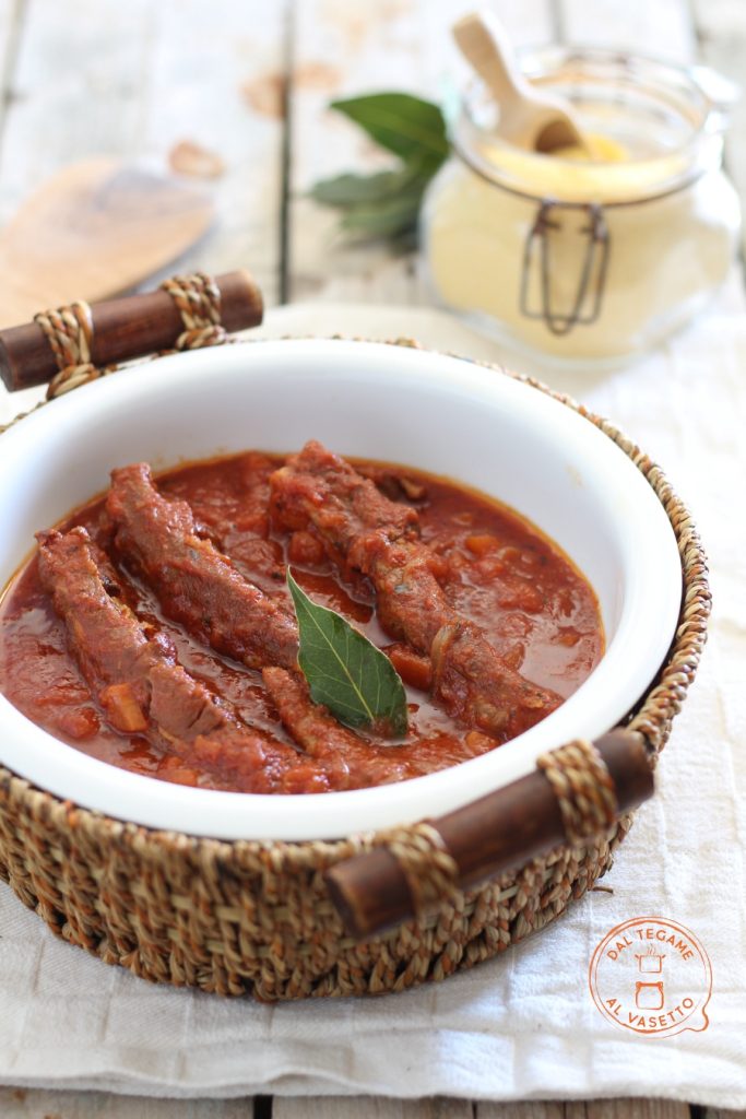 côtes de porc avec sauce tomate et aromates cuites à basse température dans la slow cooker