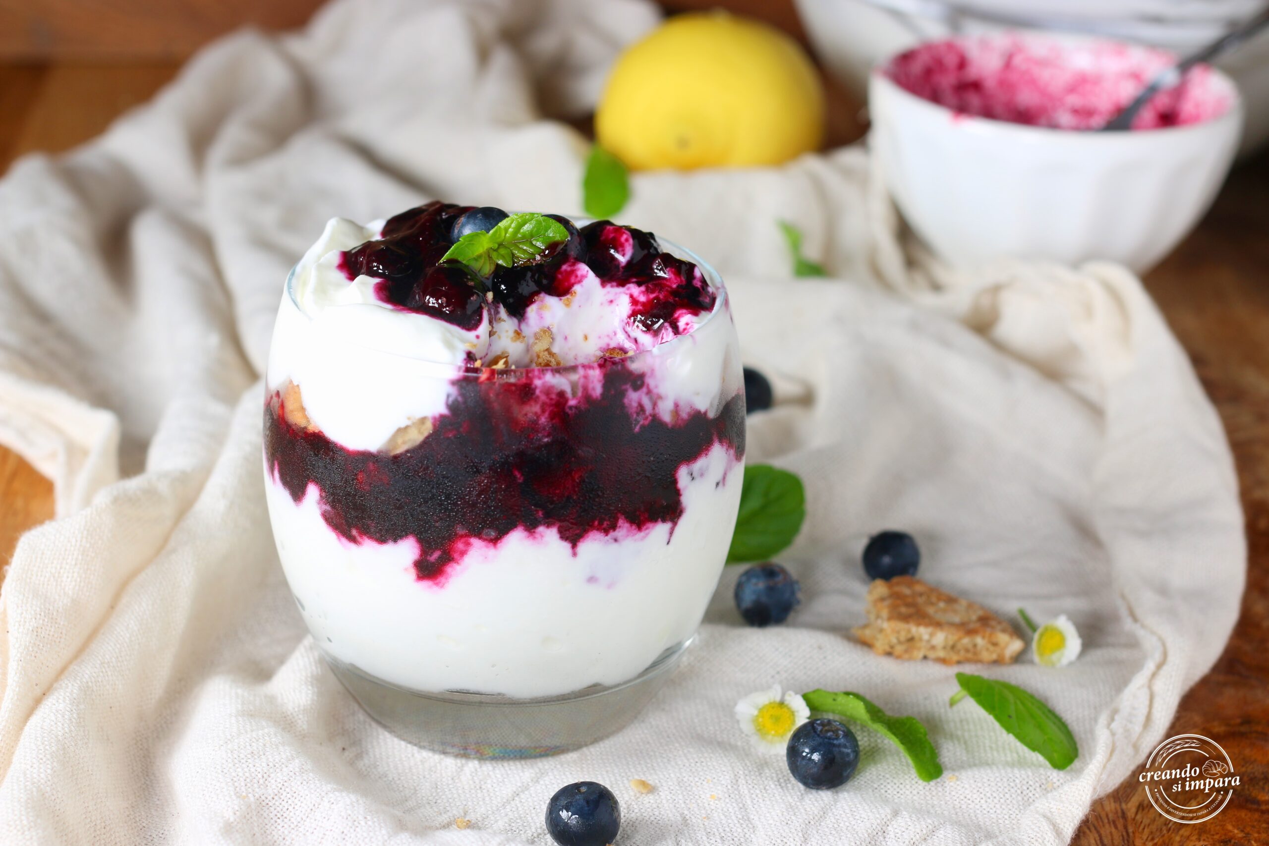 Coupe avec mousse de yaourt et myrtilles