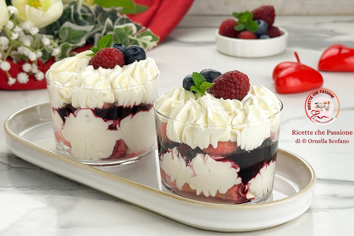 Coupes de tiramisu aux fruits des bois pour la Saint-Valentin