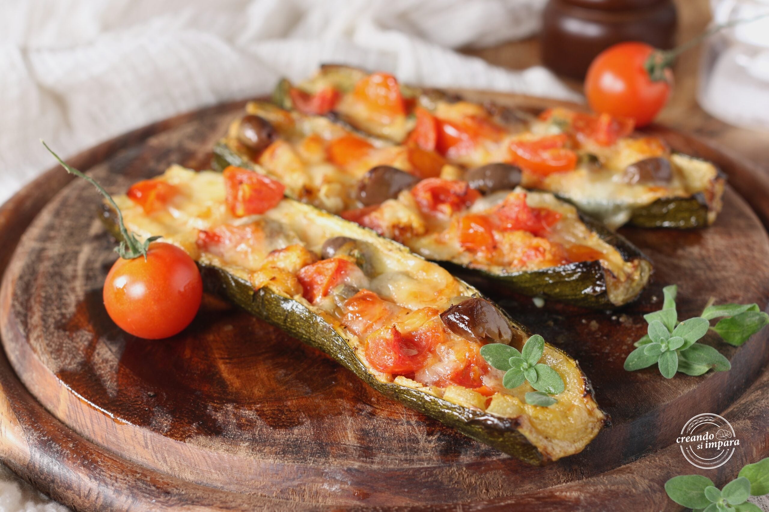 Courgettes farcies avec du fromage et des tomates cerises