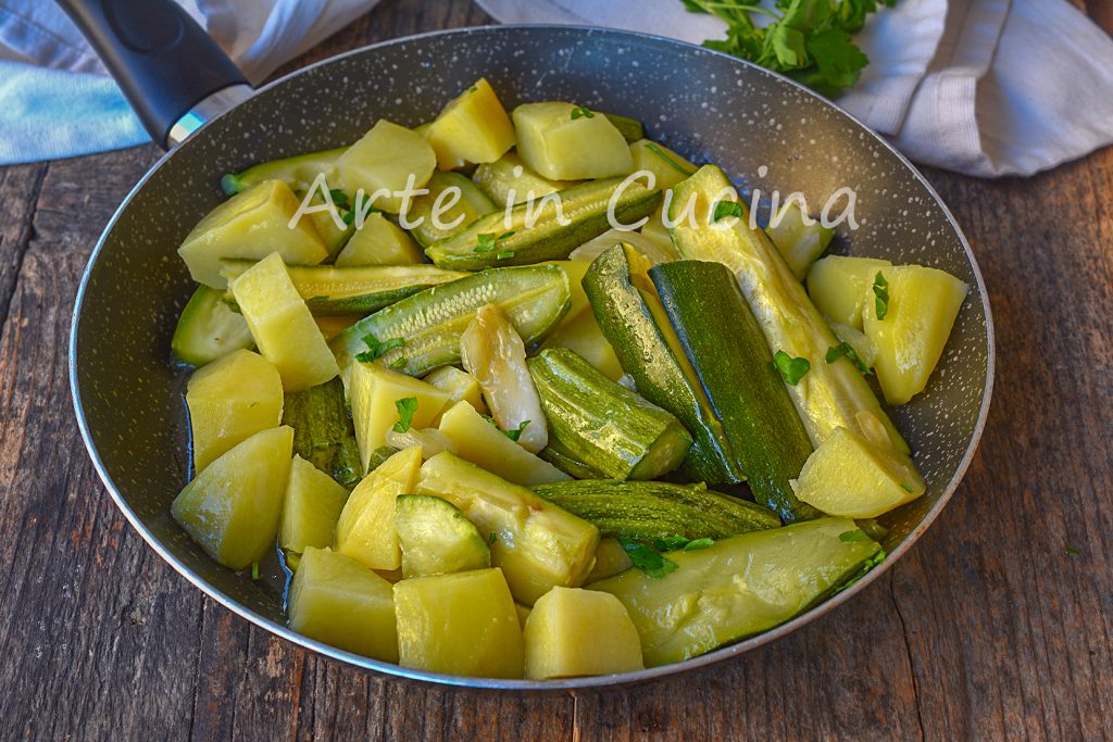 Courgettes et pommes de terre avec oignon à la poêle