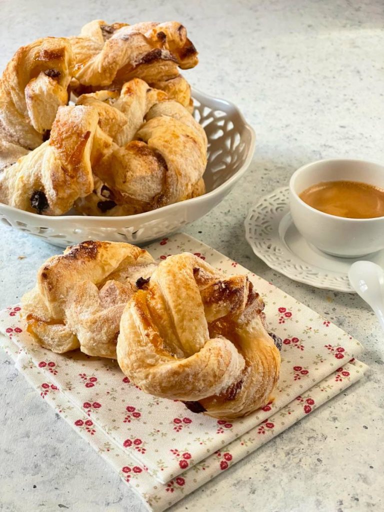 Couronnes en pâte feuilletée servies avec une tasse de café