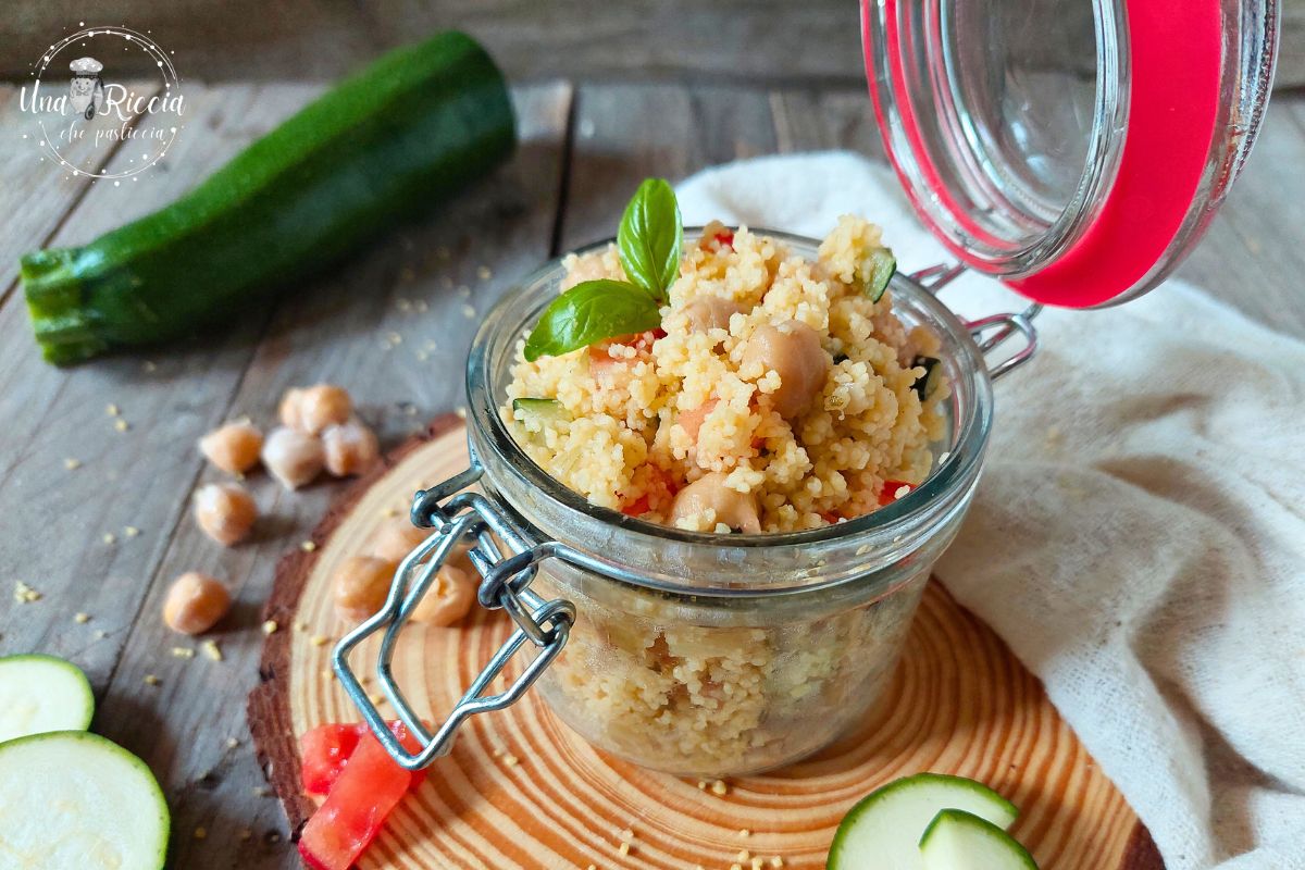 Couscous frais et nourrissant avec courgettes et pois chiches