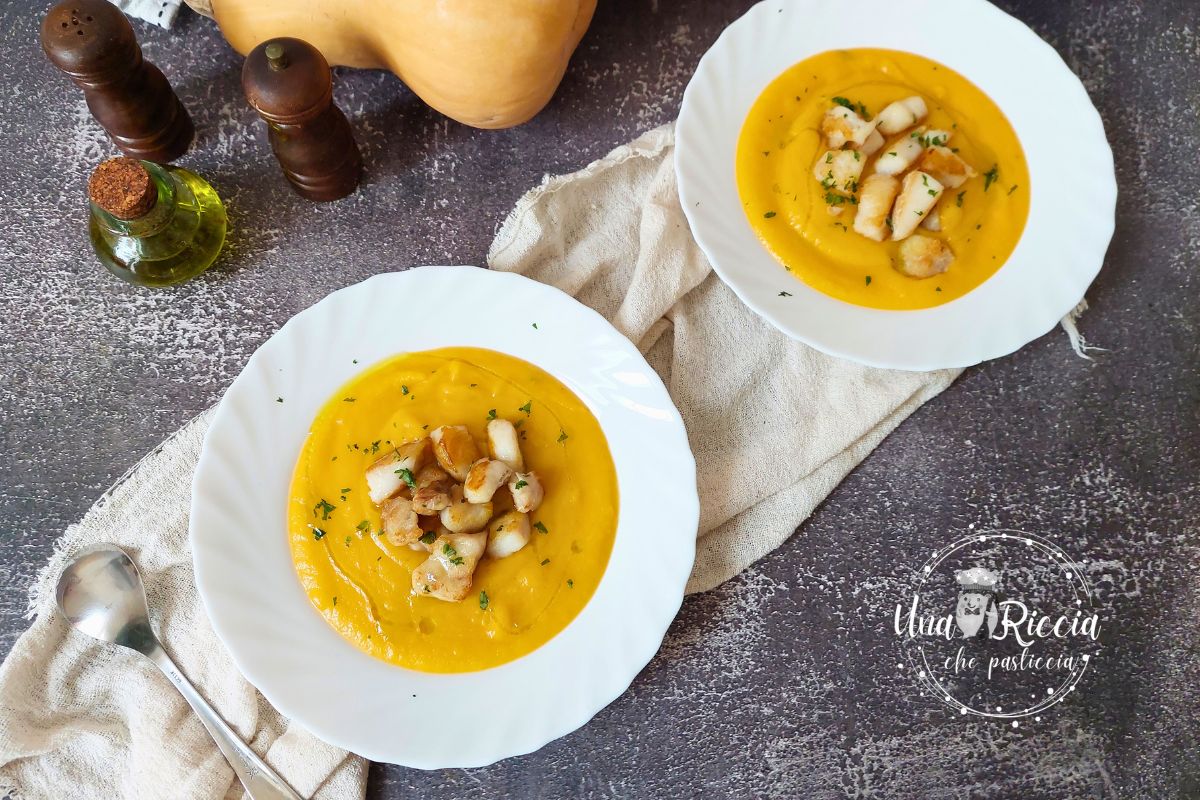 Crème de potiron avec des bouchées de poisson