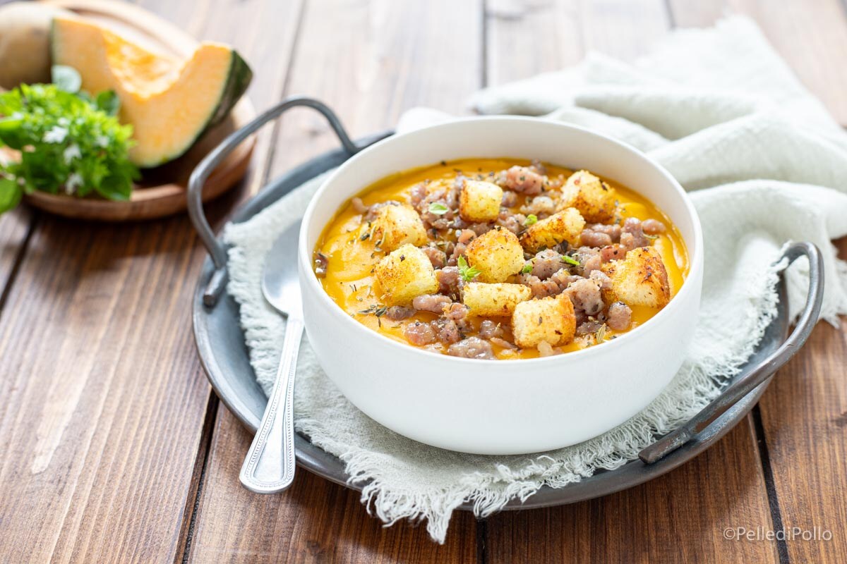 Crème de potiron avec saucisse et croûtons