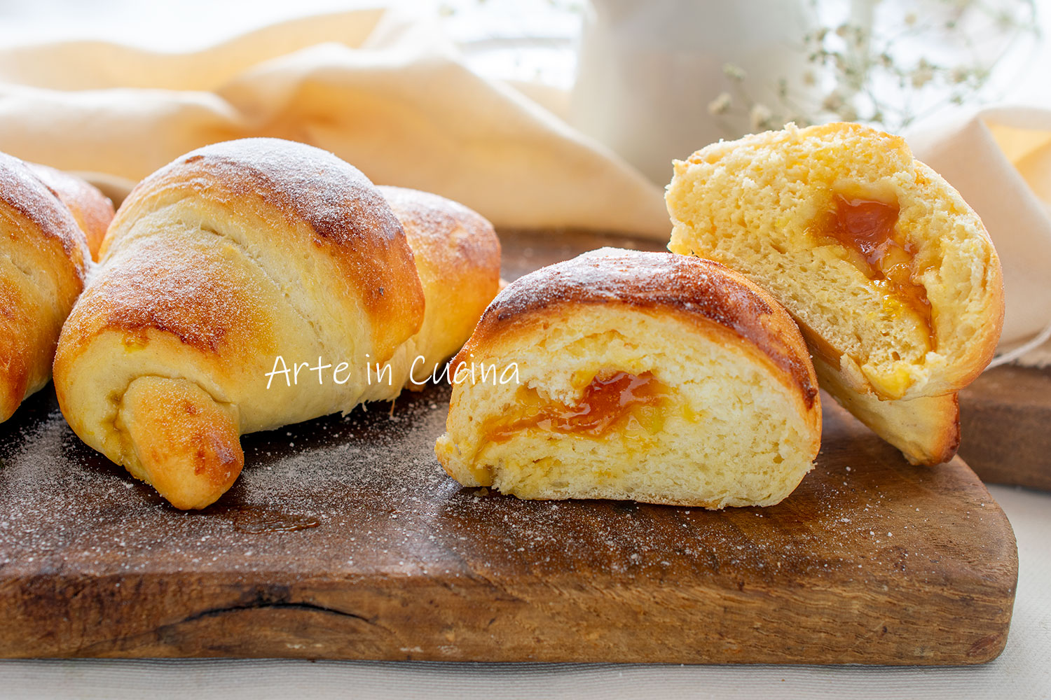 Croissants brioche pommes et confiture