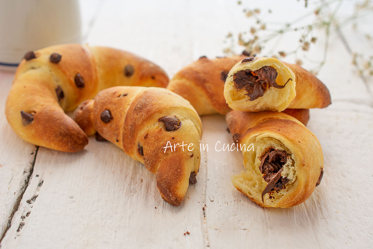 Croissants avec des pépites de chocolat et nutella