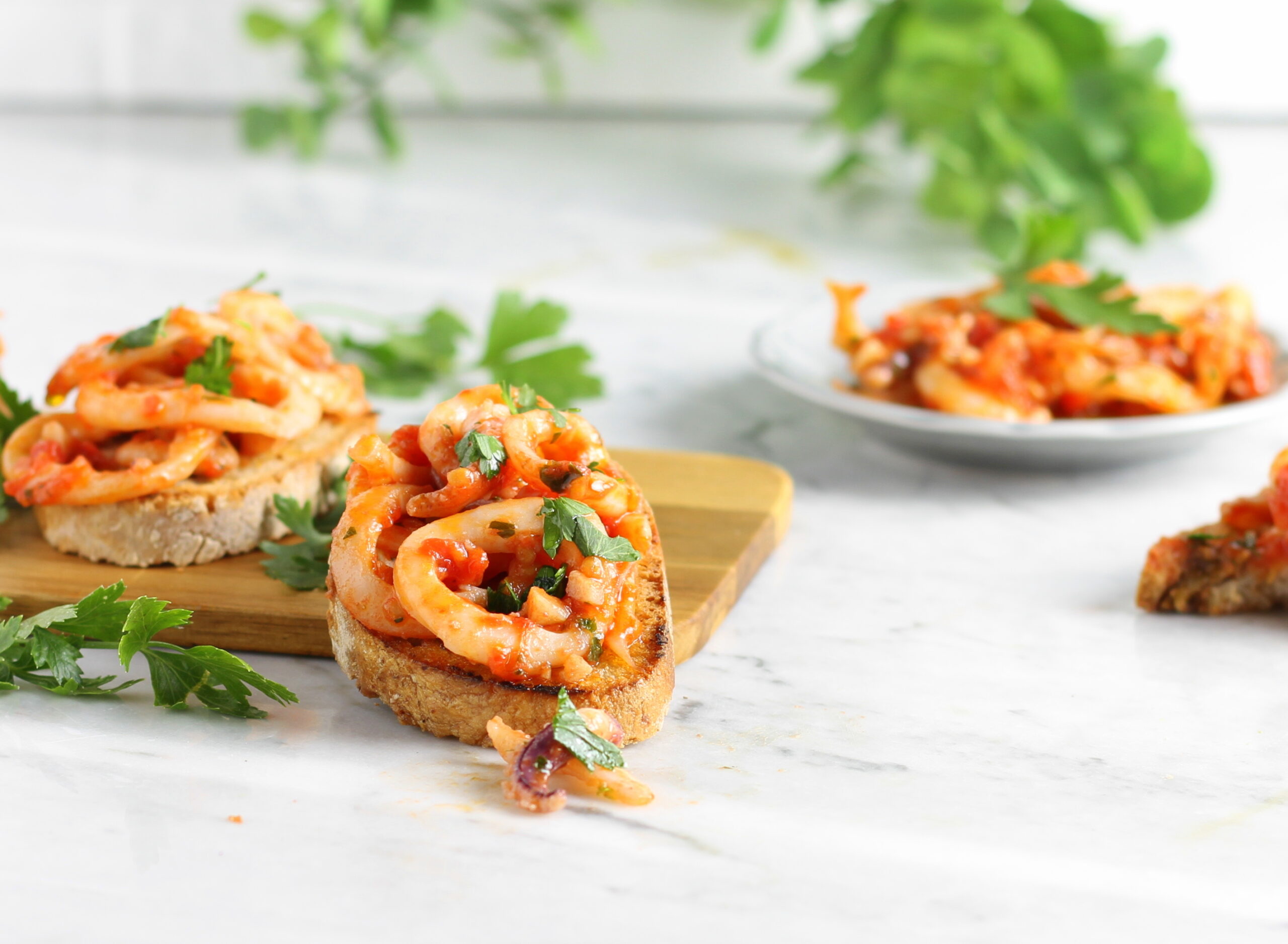 Crostini aux calamars à la tomate