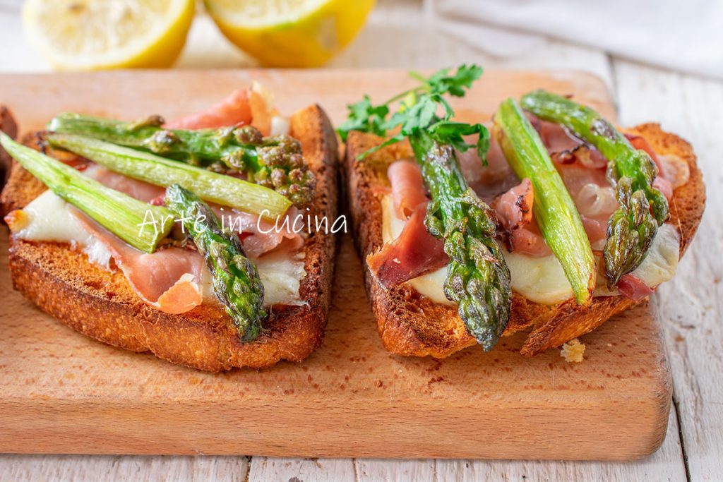 Crostini de pain avec asperges et speck