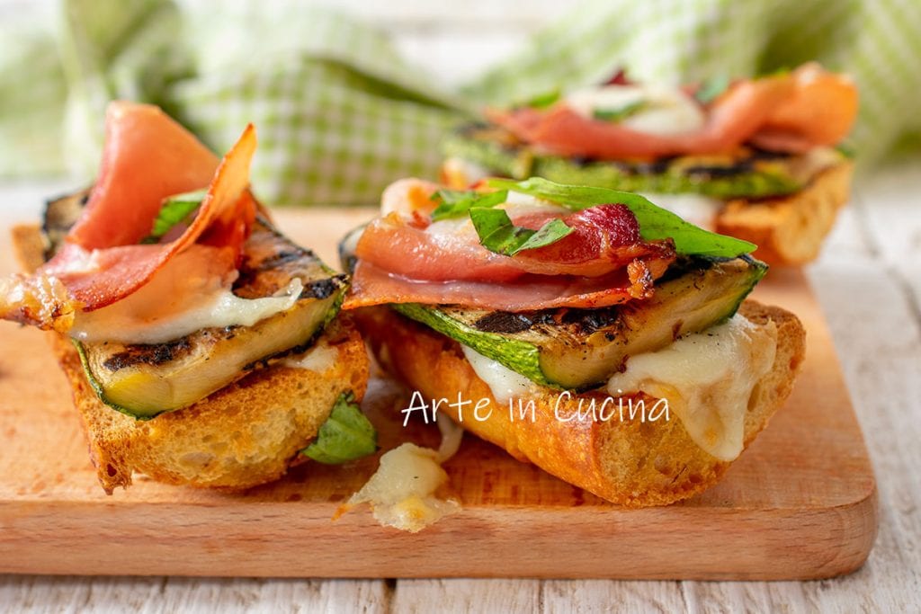 Crostinis de pain rassis avec courgettes