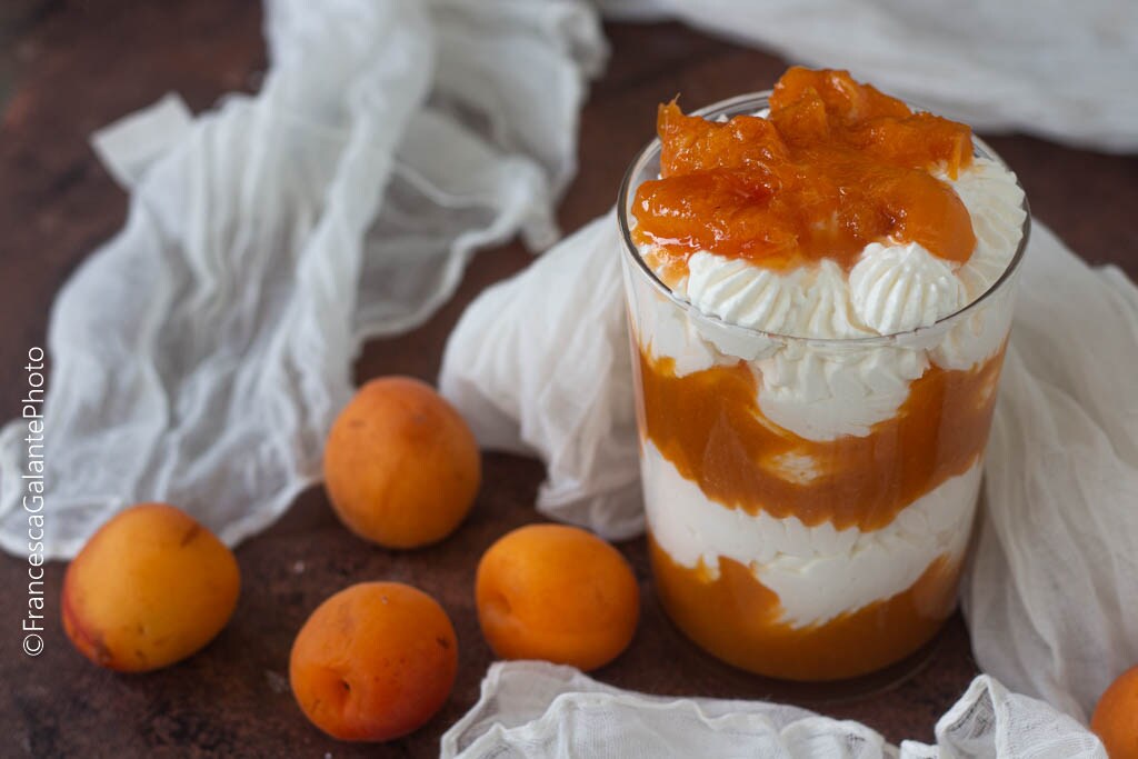 Dessert rapide en verre avec des abricots