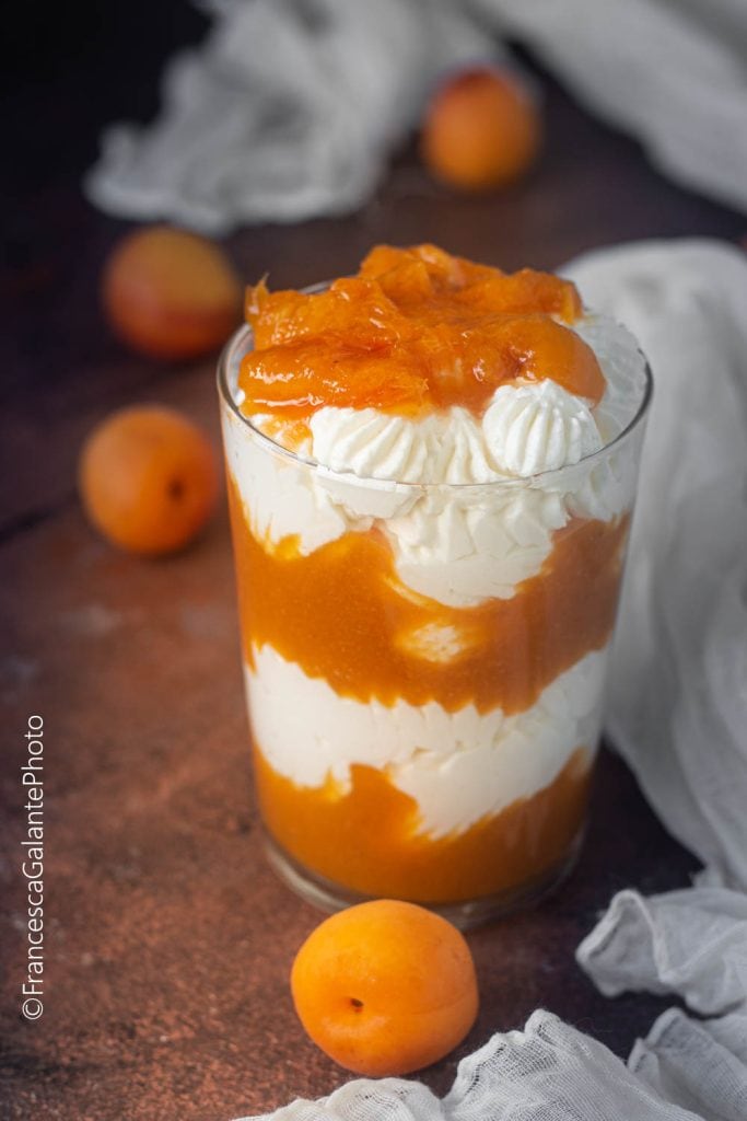 Dessert rapide en verre avec des abricots