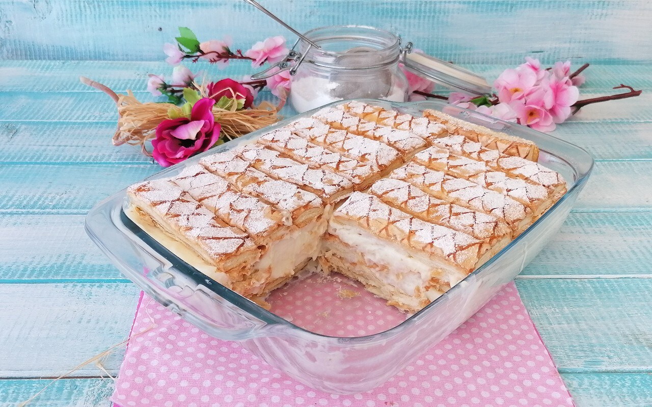 DESSERT AVEC FEUILLETÉS ET CRÈME DE LAIT
