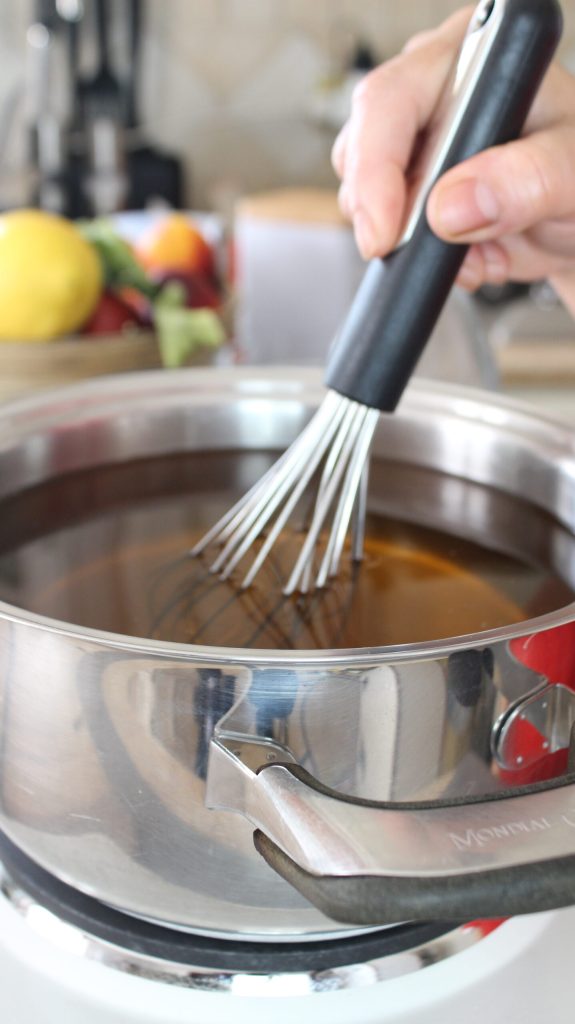 solution d'eau et de sucre de canne pour préparer le thé