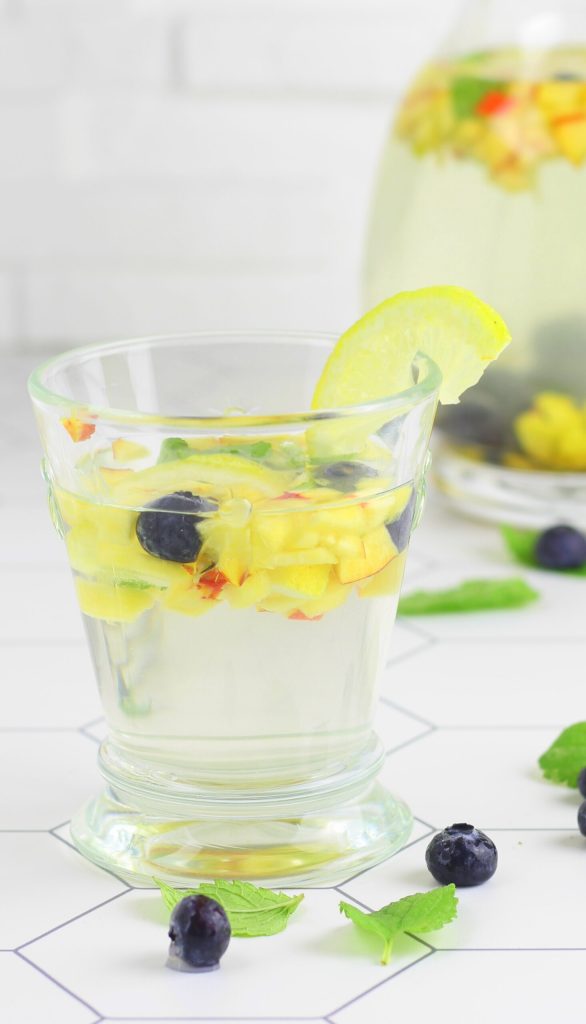 Eau aromatisée à la pêche et aux myrtilles