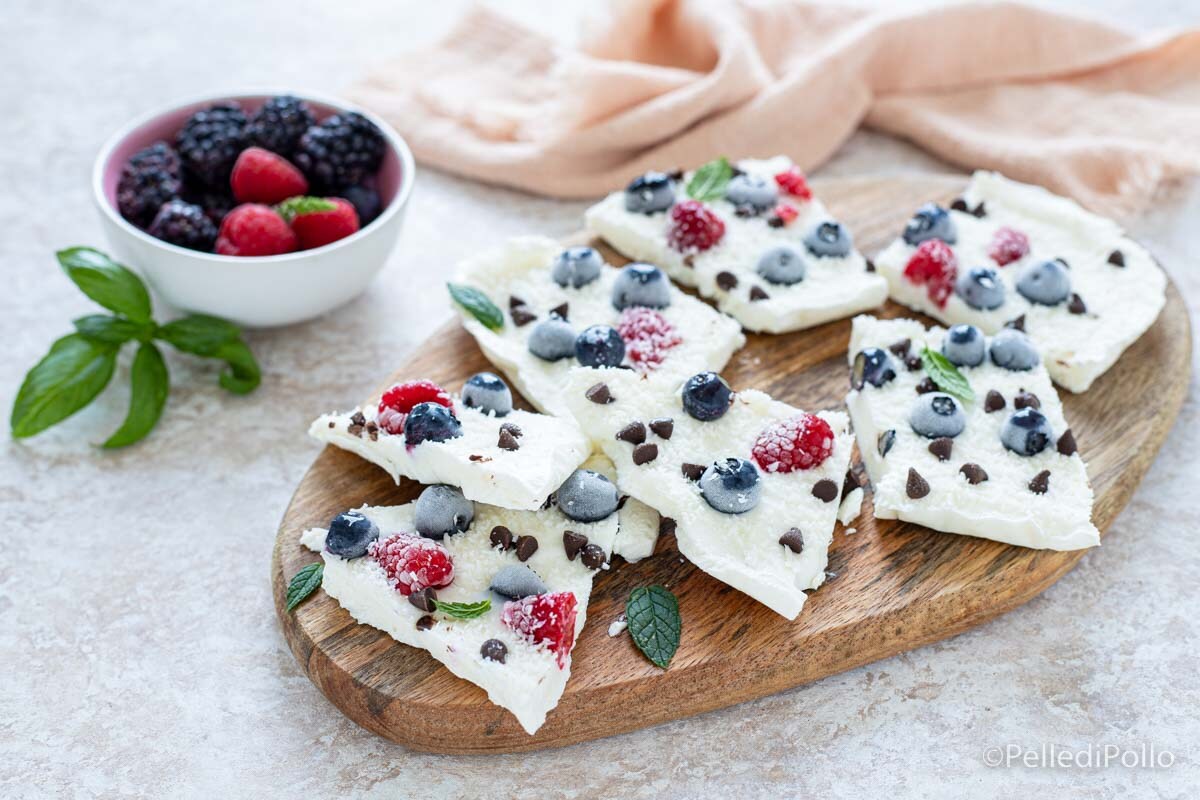 Écorces de yaourt glacé aux fruits rouges et noix de coco