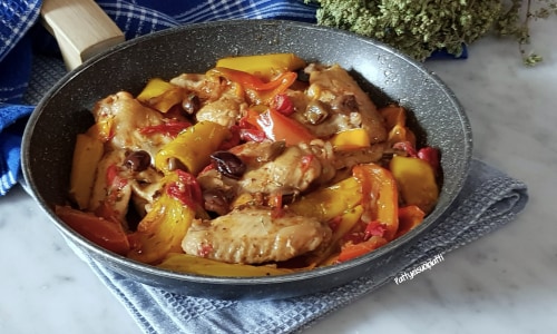 Ailes de poulet à la bière avec poivrons et échalotes