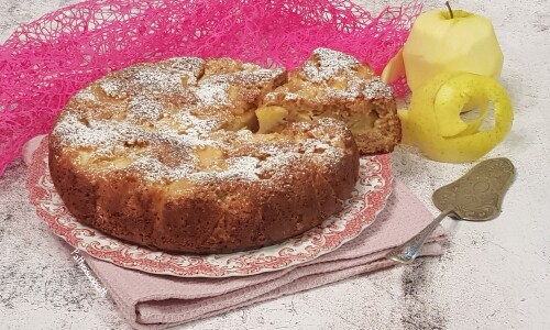 Gâteau aux pommes avec pâte préparée dans le moule de cuisson