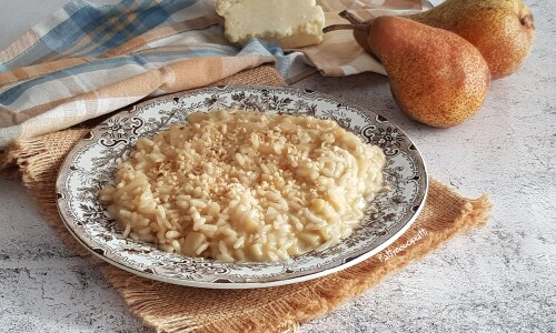 Risotto au Castelmagno avec poires et éclats de noisettes