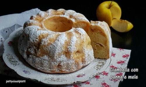 Gâteau avec crème et pommes