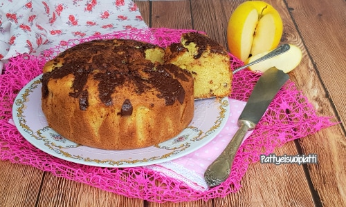 Gâteau moelleux avec pommes et chocolat