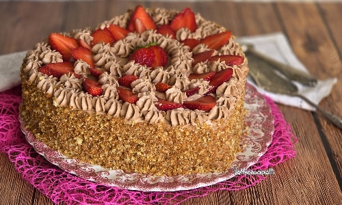 Gâteau en forme de cœur avec crème et fraises