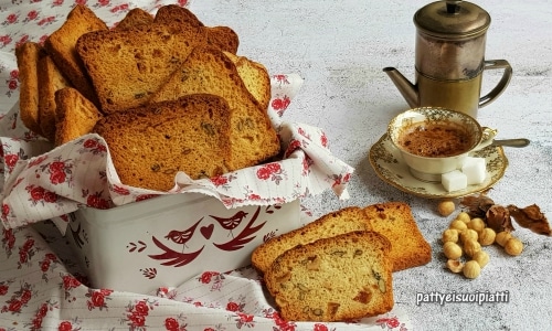 Biscottes avec graines de courge, noisettes et figues