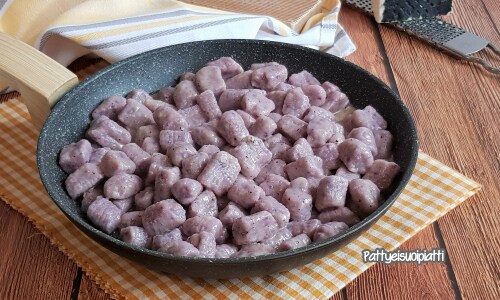 Gnocchi violets cacio e pepe