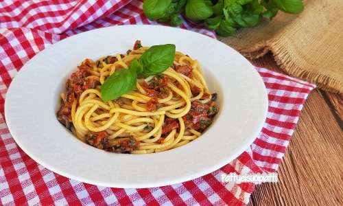 Spaghetti aux olives, tomates séchées et câpres