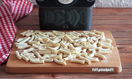 Sedani rigati avec la machine à pâtes