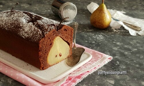 Cake au chocolat avec poires entières