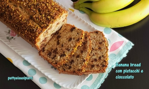 Pain à la banane avec pistaches et chocolat