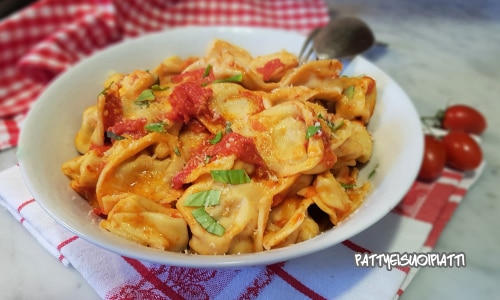 Tortelli d’aubergines ricotta et speck à la tomate