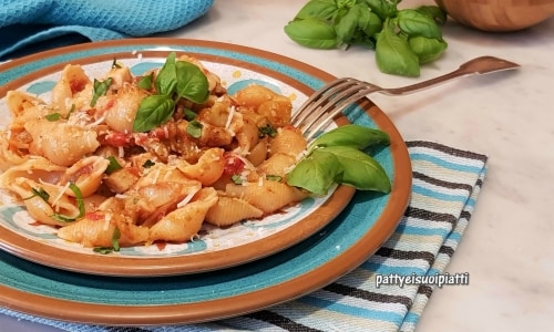 Pâtes avec espadon et aubergines