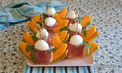 Bateaux de melon avec jambon cru et mozzarella