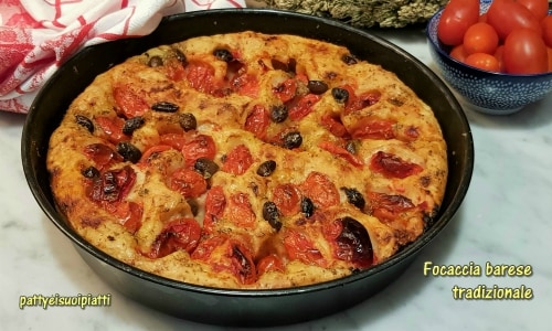 Focaccia barese traditionnelle