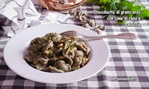 Orecchiette de blé brûlé avec pousses de navet et saucisse